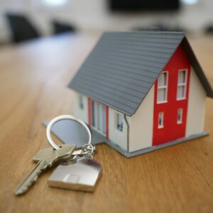 Gestión inmobiliaria profesional con documentación y llaves